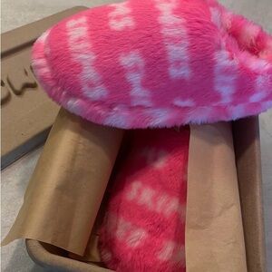 SKIMS Pink and White Women's Slippers